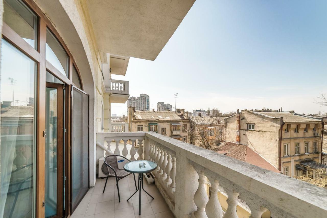 Stylish Apartment With A Balcony Overlooking The Park Odessa Exterior foto